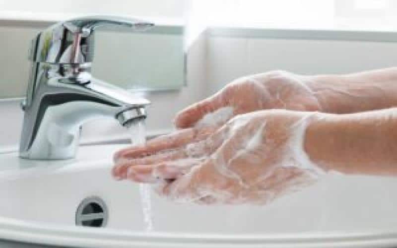Tẩy da chết thường xuyên để da tay mềm mịn hơn