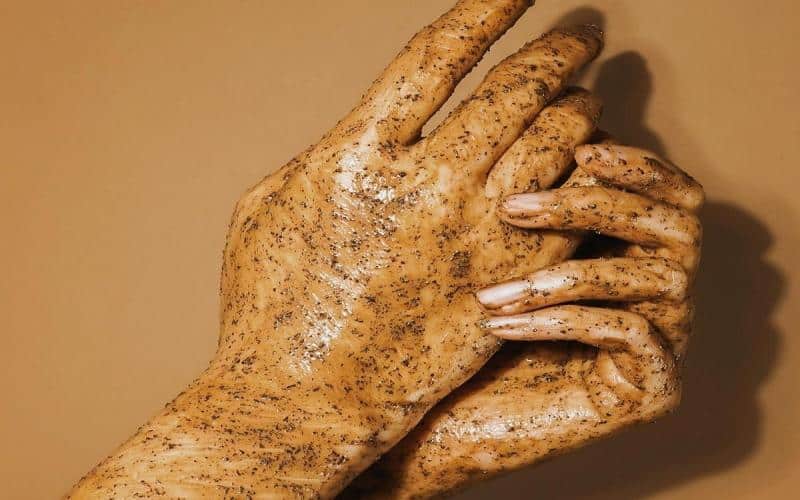 Mang găng tay khi làm việc nhà để bảo vệ da tay
